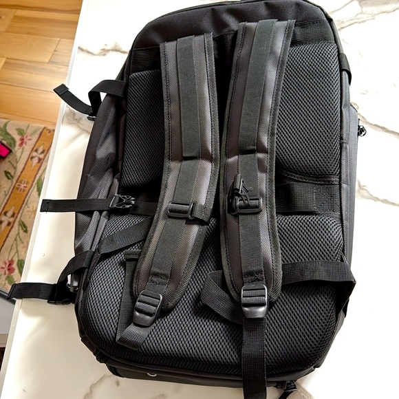 NEW* Men's Swiss Design Black Travel Backpack.  7 seperate storage compartments. - Picture 6 of 17